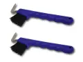 Deux cure-pieds bleus avec brosse noire et crochet métallique pour nettoyer les sabots des chevaux.