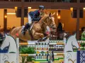 Cavalier et cheval en plein saut d'obstacles, une scène digne de dubai du cedre.