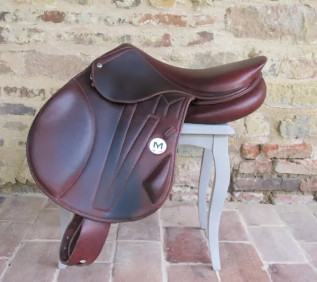 Magnifique selle d'équitation en cuir brun, ornée du logo "M". Parfaite pour les cavaliers exigeants.