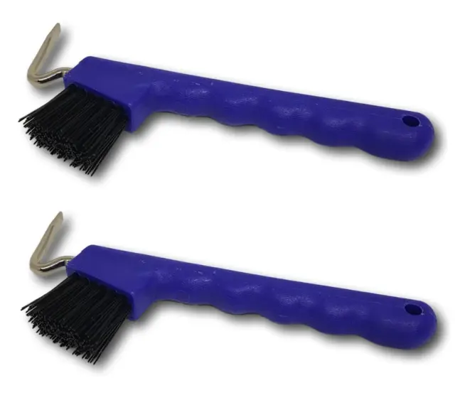 Deux cure-pieds bleus avec brosse noire et crochet métallique pour nettoyer les sabots des chevaux.