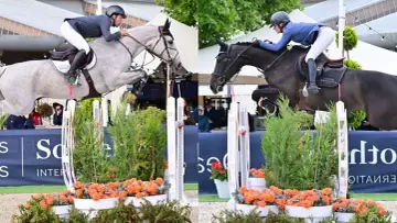 Un cavalier espagnol connu saute un obstacle avec son cheval.